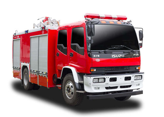 펌프와 트럭과 싸우는 이수주 6000L 물 공급 소방차 화재